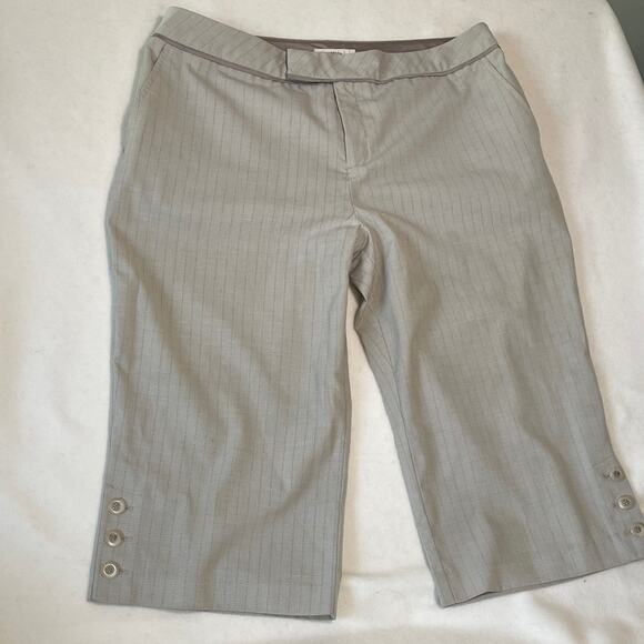 Merona Gray Capris with Button Detail - Picture 1 of 8